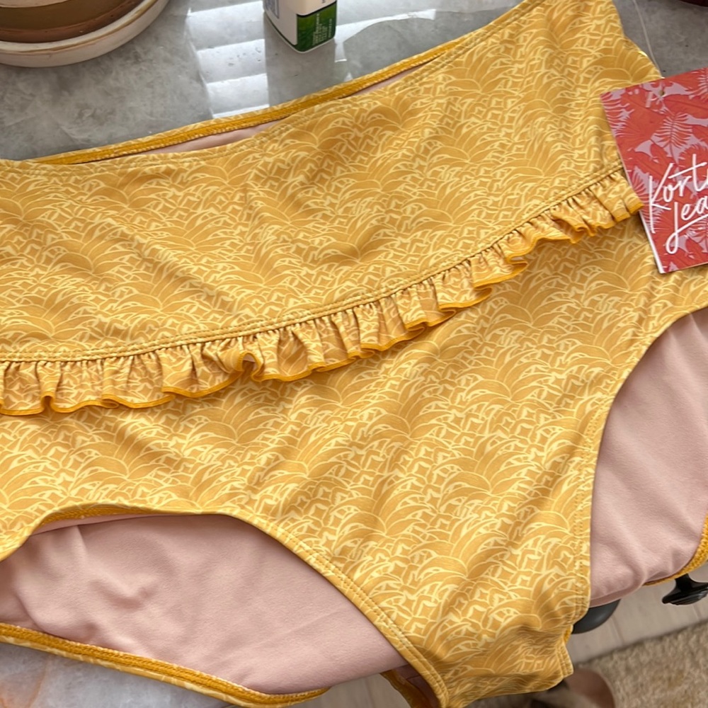 Kortni jeane golden pineapple
